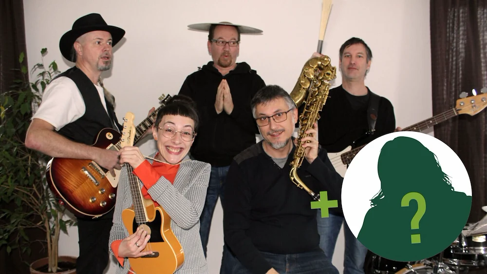 Foto der Band "Mella Musica" mit ihren Instrumenten (Gitarren, Blasinstrumente)
